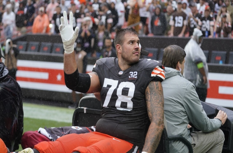 Browns tackle Jack Conklin out for season after torn ACL, MCL during Bengals  game - Q92 Radio Sports